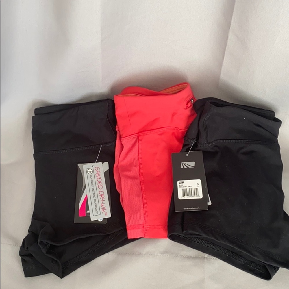 Set of 3 yoga shorts.